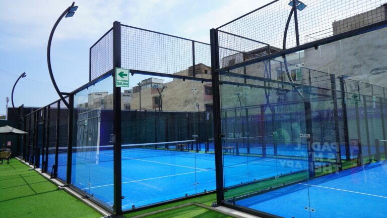 Règles du padel expliquées simplement : tout ce qu&rsquo;il faut savoir.