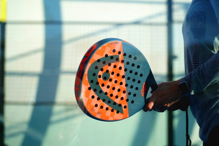 Comment choisir sa première raquette padel : guide complet 2026