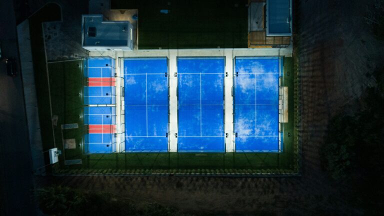 Padel en salle vs padel extérieur : quelles différences ?