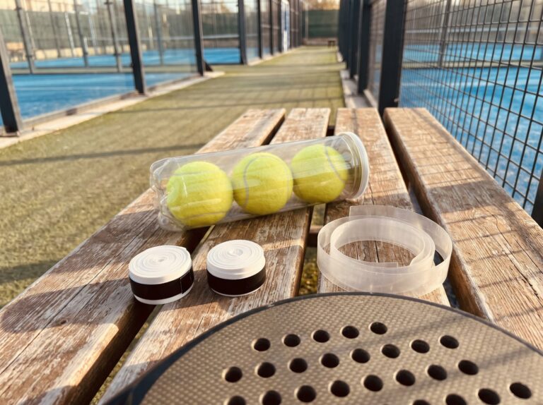 Balles, overgrips et protection de raquette de padel