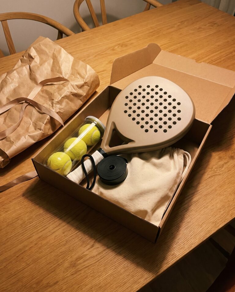 Coffret cadeau avec raquette, balles et overgrip de padel