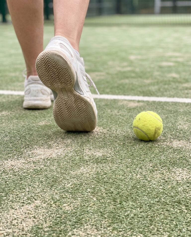 Chaussures de padel femme sur un terrain avec une balle