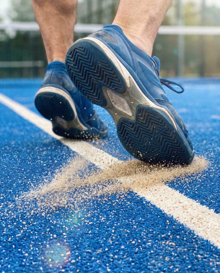 Chaussures de padel homme en appui latéral sur terrain sablé