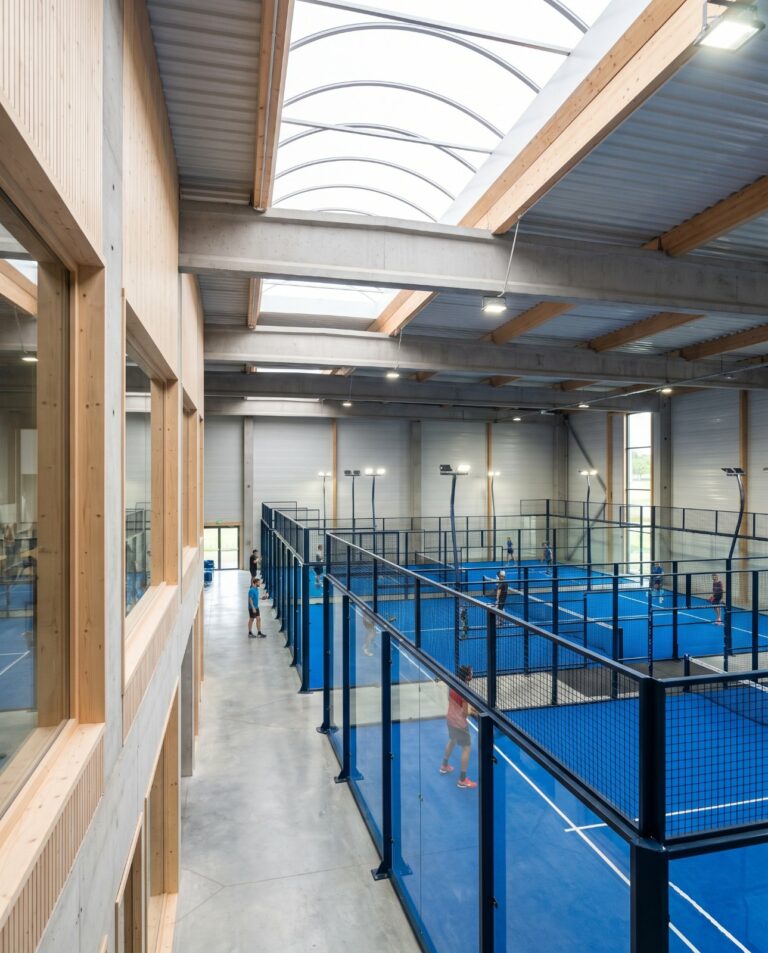 Club de padel couvert avec plusieurs terrains