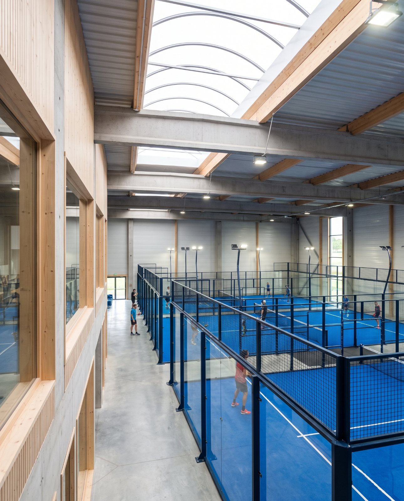 Club de padel couvert avec plusieurs terrains