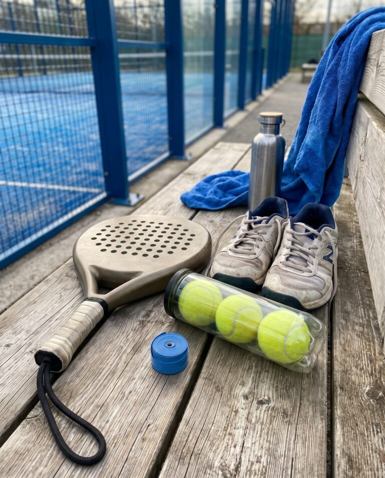 Équipement complet du débutant en padel posé sur un banc