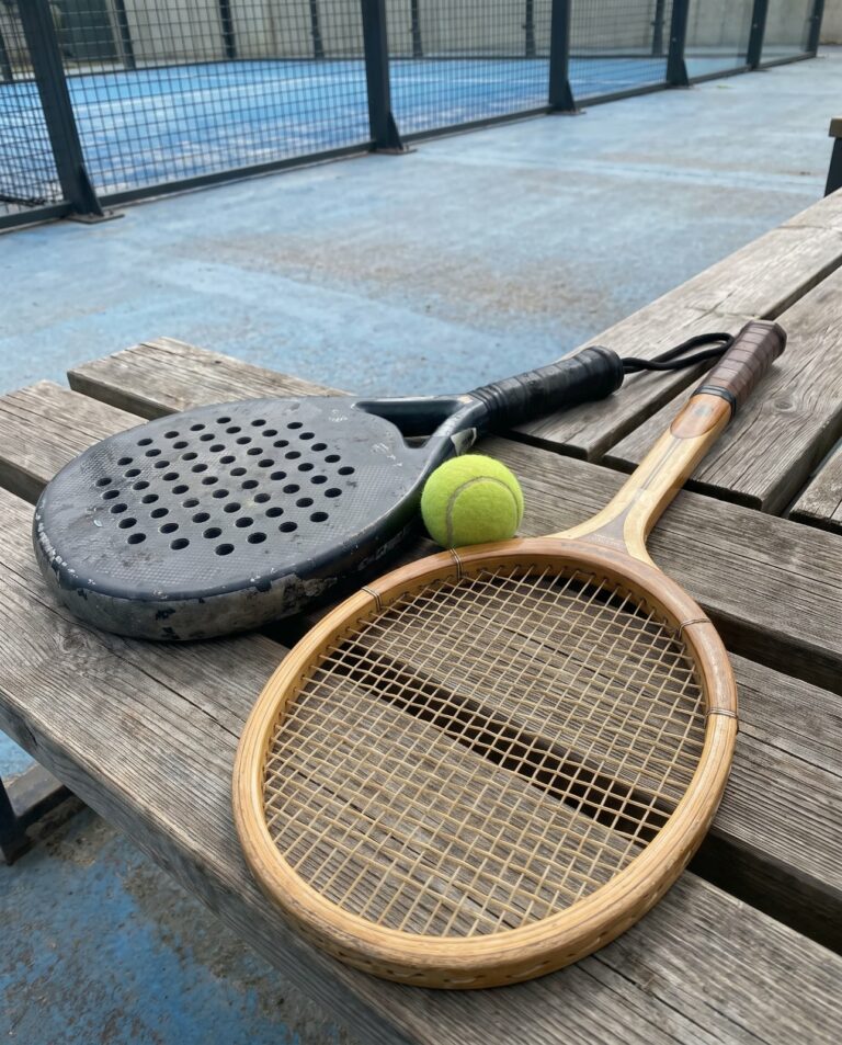 Raquette de padel et raquette de tennis côte à côte