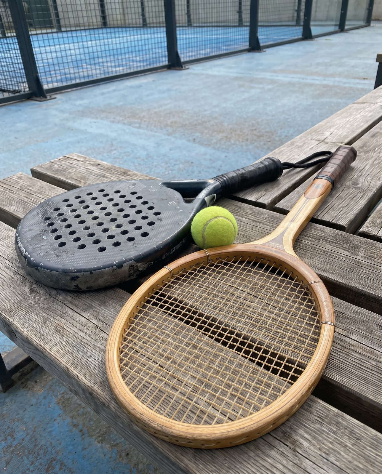 Raquette de padel et raquette de tennis côte à côte