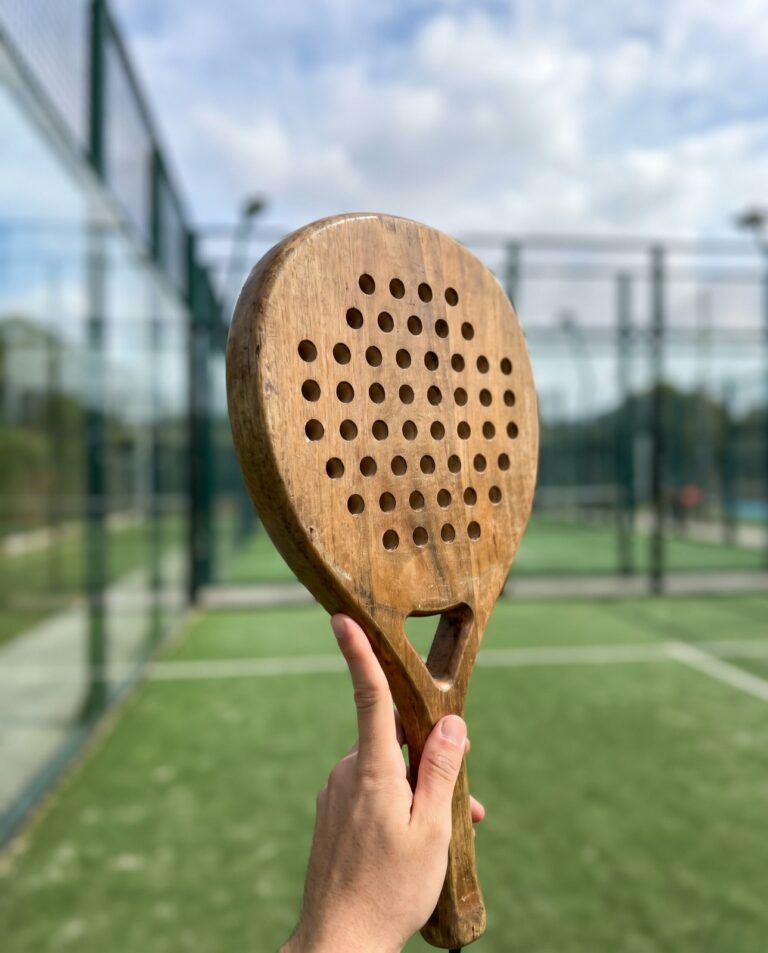 Raquette de padel en équilibre sur un doigt
