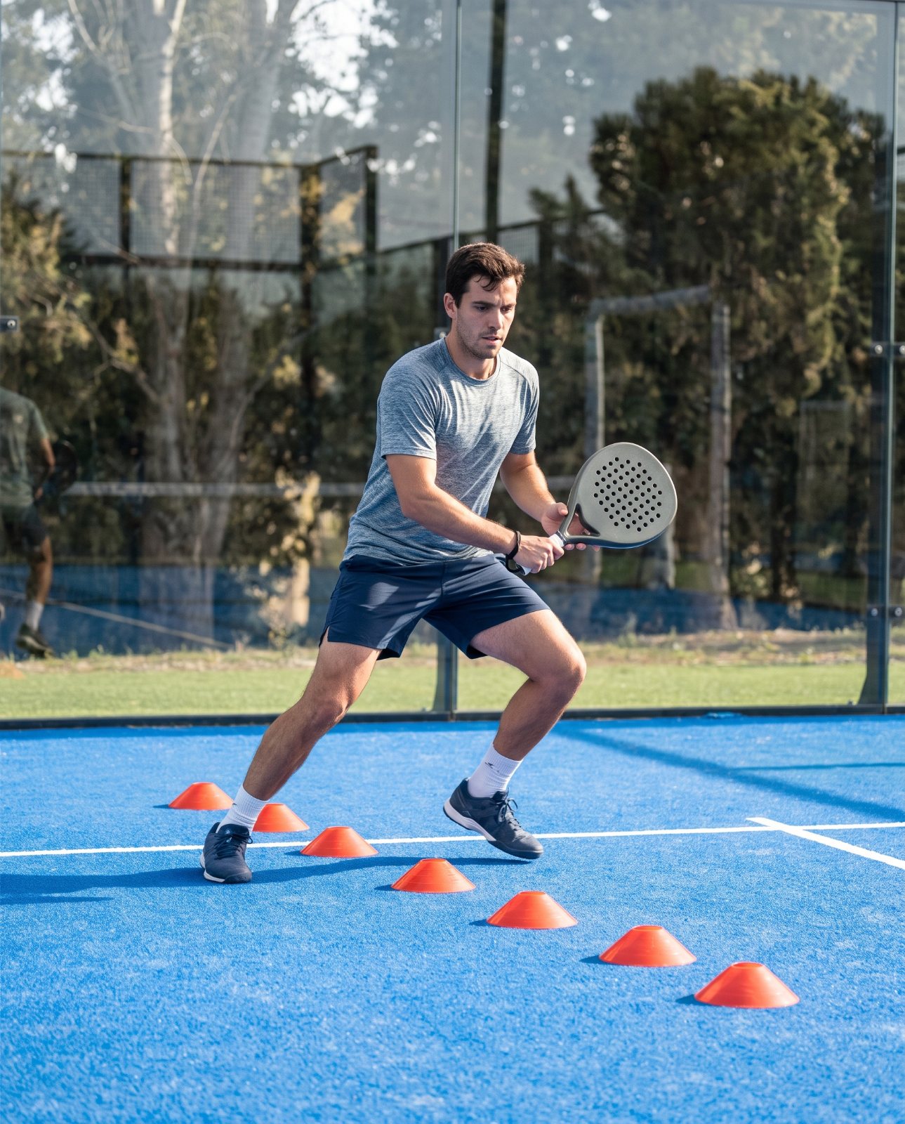 Exercice d'appuis latéraux avec des plots sur un terrain de padel