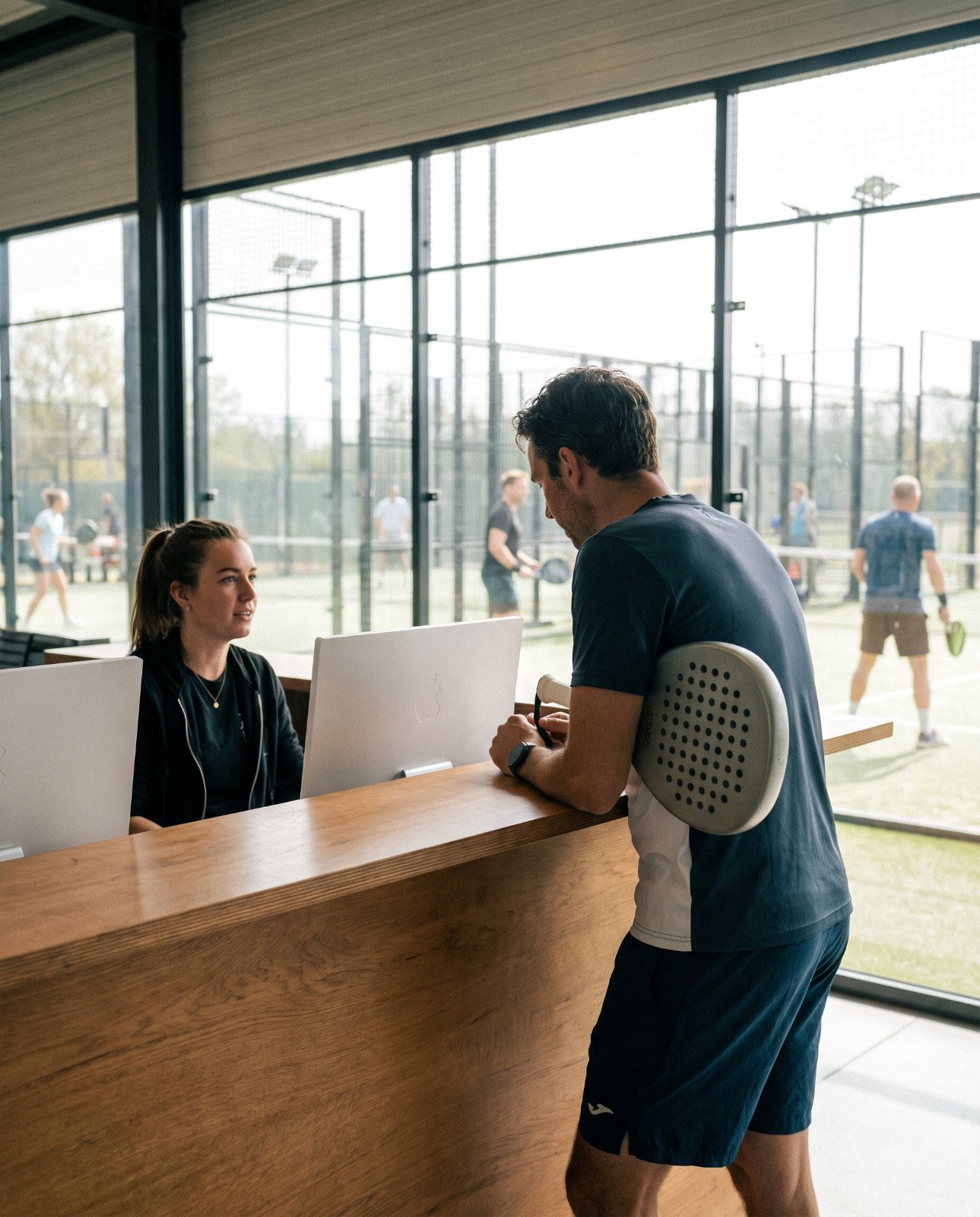 Accueil d'un club de padel avec un joueur