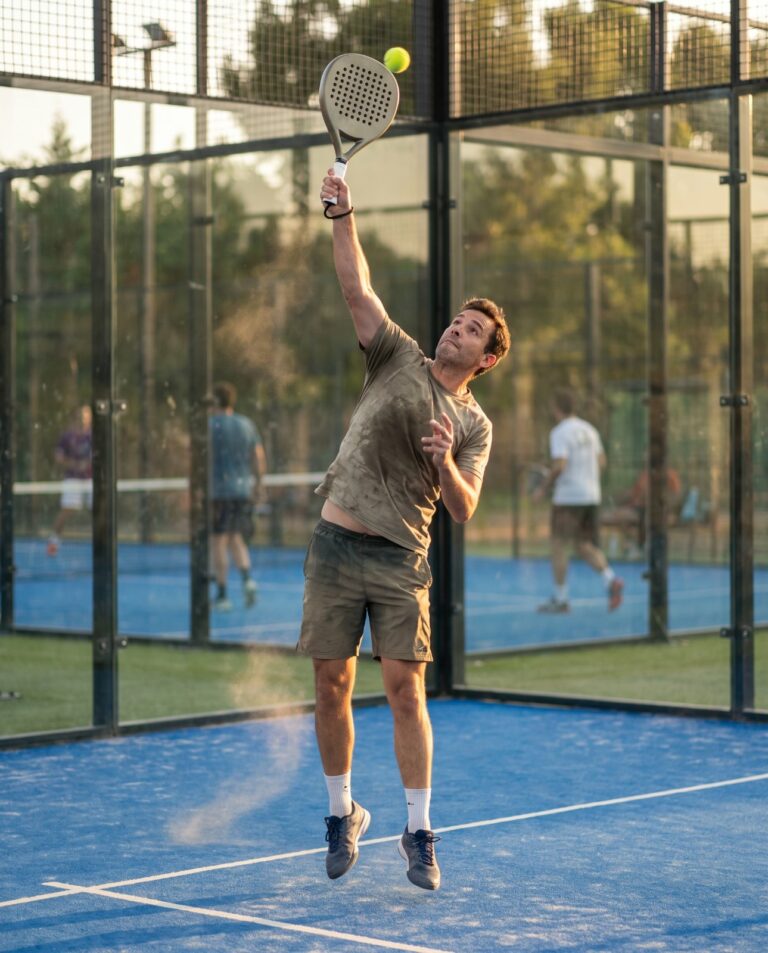 Joueur de padel en extension pour un smash