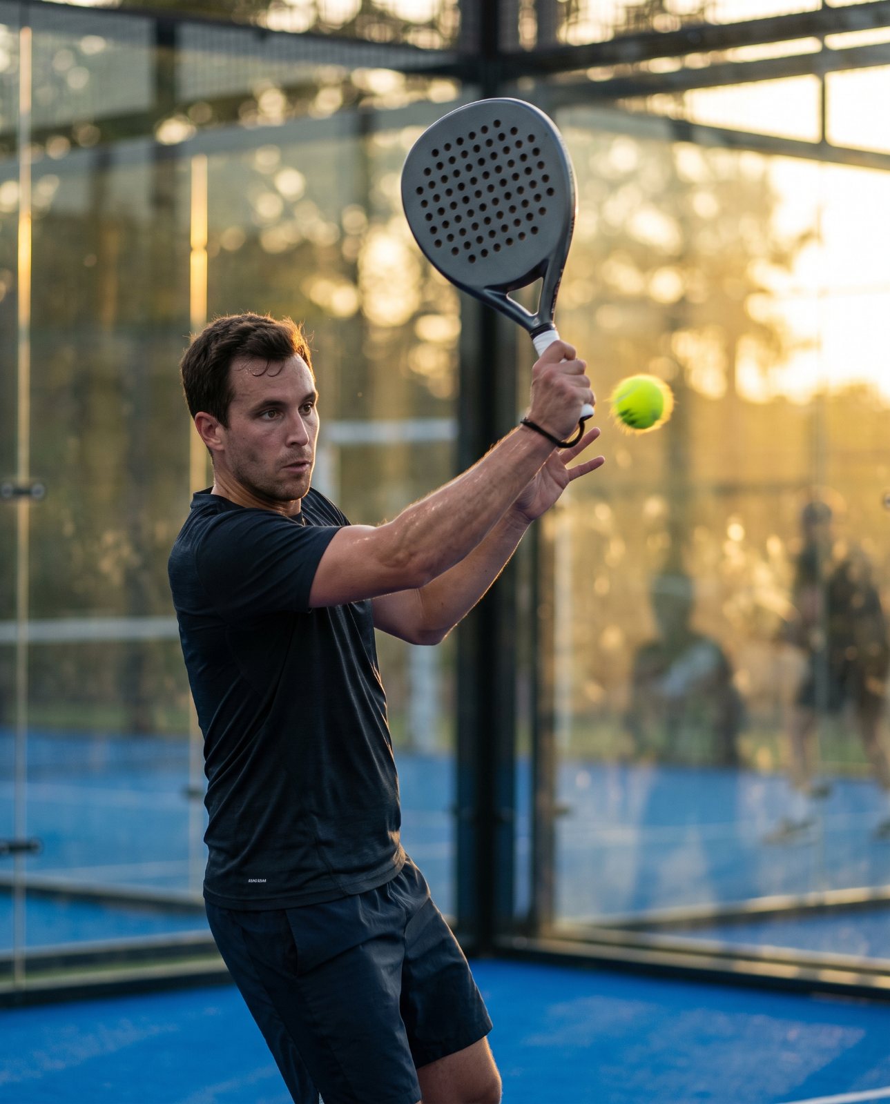 Joueur de padel exécutant une vibora