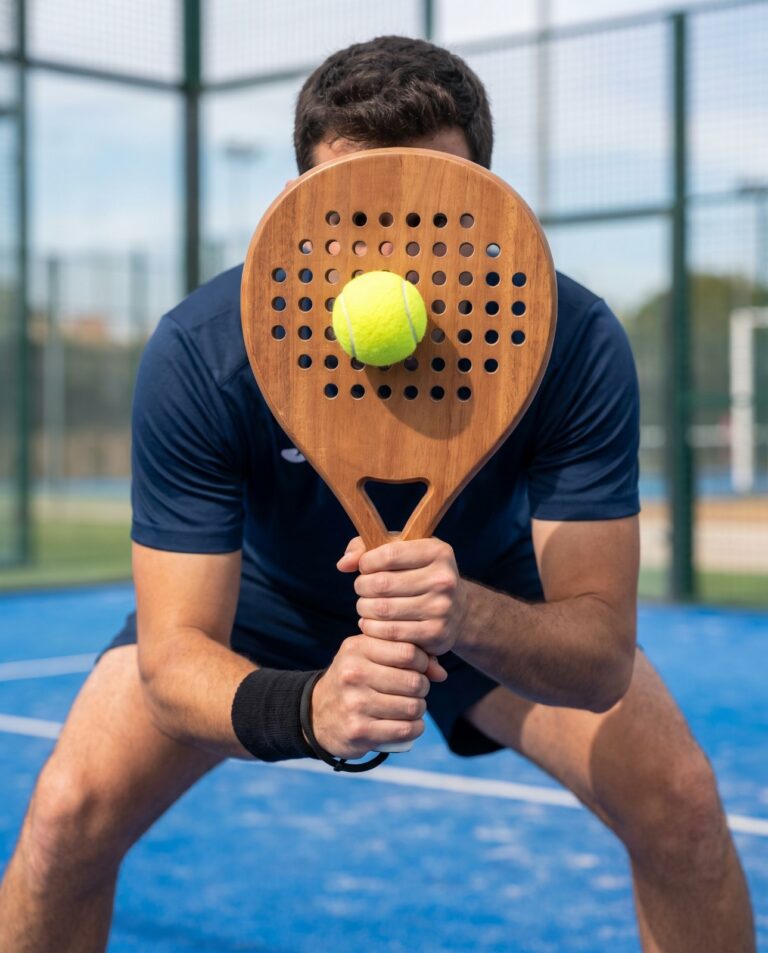 Volée bloquée au filet avec une raquette de padel